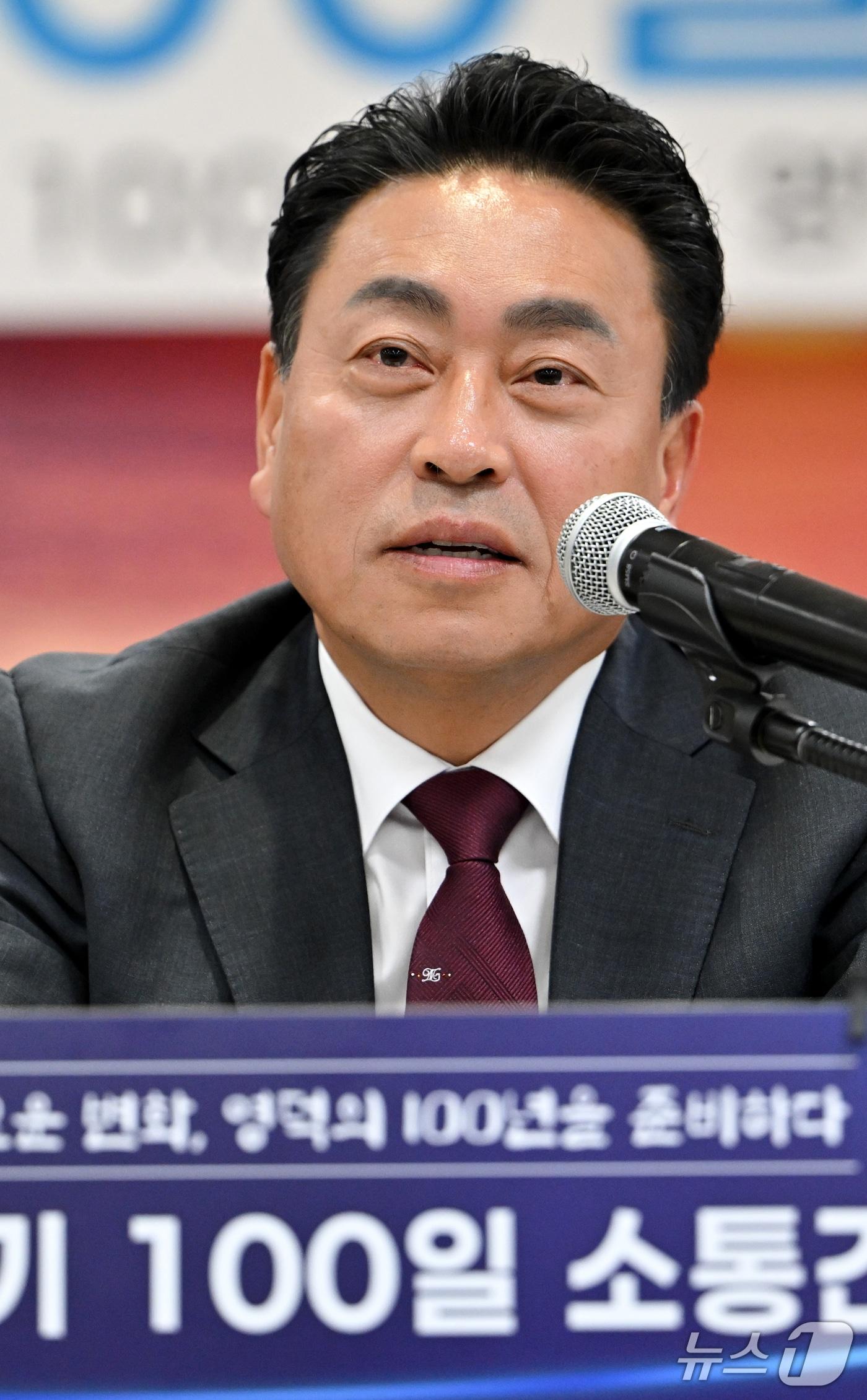 본문 이미지 - 조주홍 경북 영덕군수가 10일 군청 대회의실에서 열린 민선 9기 취임 100일 간담회에서 100명의 군민과 군정 운영 방향 등을 발표하고 있다. ⓒ 뉴스1 최창호 기자
