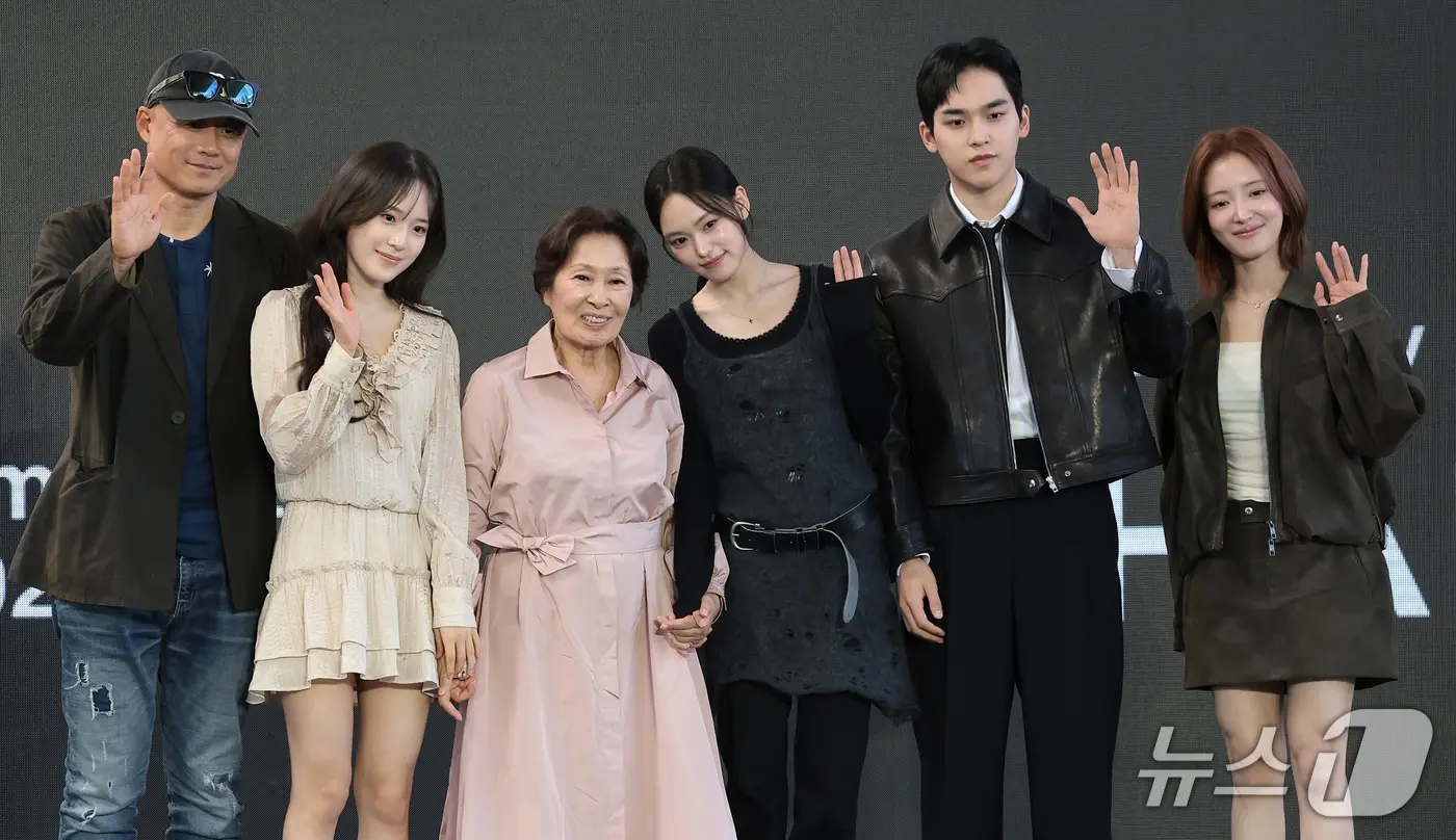 본문 이미지 - 송일곤 감독(왼쪽부터)과 배우 박서경, 김혜자, 최주은, 문성현, 이세영 ⓒ 뉴스1 DB