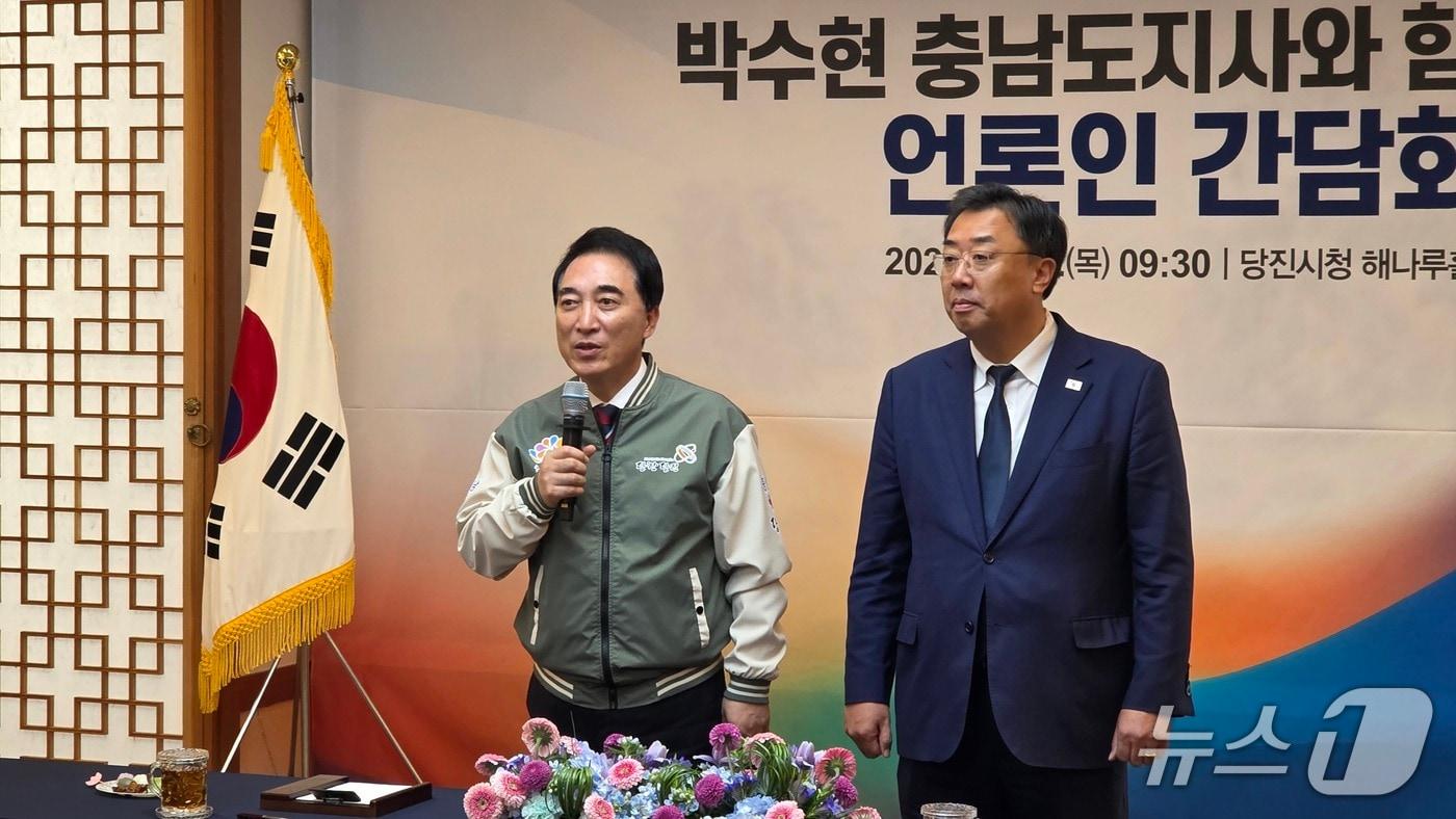 본문 이미지 - 박수현 충남도지사(왼쪽)와 김기재 당진시장이 8일 당진시청에서 열린 언론인 간담회에서 대화를 나누고 있다.ⓒ 뉴스1 김태완 기자