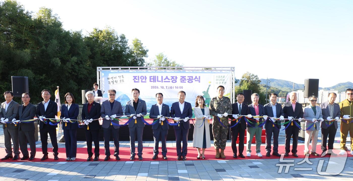 본문 이미지 - 전북 진안군은 반다비체육센터에 조성된 공인 테니스장 준공식을 갖고 본격적인 운영에 들어갔다.(진안군 제공, 재판매 및 DB 금지)2026.10.8/뉴스1