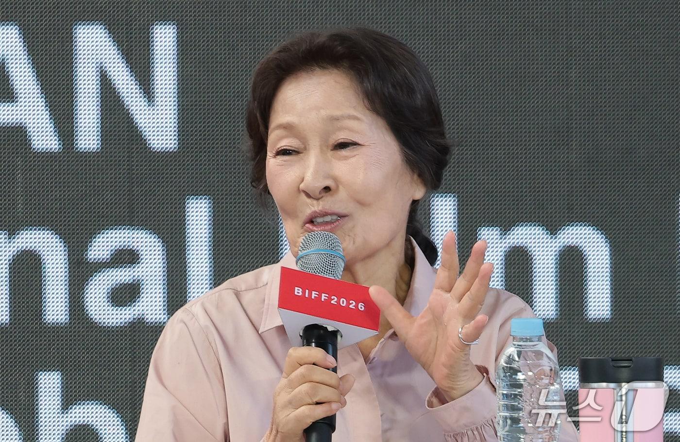 본문 이미지 - 배우 김혜자가 8일 부산 해운대구 영화의전당 루프씨어터에서 열린 ‘제31회 부산국제영화제’ 영화 ‘여전히 찬란하게’ 야외무대인사에서 인사를 하고 있다. 2026.10.8 ⓒ 뉴스1 권현진 기자