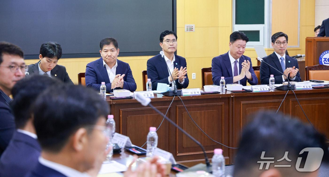본문 이미지 - 8일 전북도가 중회의실에서 '피지컬AI·로봇 글로벌 전략 조찬포럼' 첫 회의를 갖고 있다.(전북도 제공, 재판매 및 DB 금지)2026.10.8/뉴스1