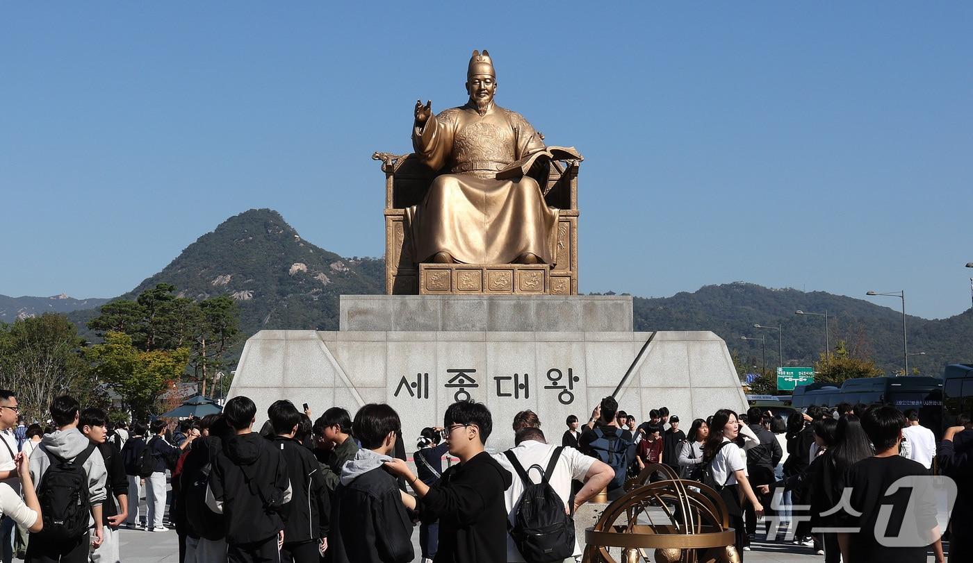 본문 이미지 - 한글날 제정 100주년을 하루 앞둔 8일 서울 종로구 광화문광장이 세종대왕 동상을 찾은 시민들과 외국인 관광객들로 북적이고 있다. 올해는 훈민정음 반포 580주년이자 한글날 제정 100주년을 맞는 해다. 2026.10.8 ⓒ 뉴스1 박지혜 기자
