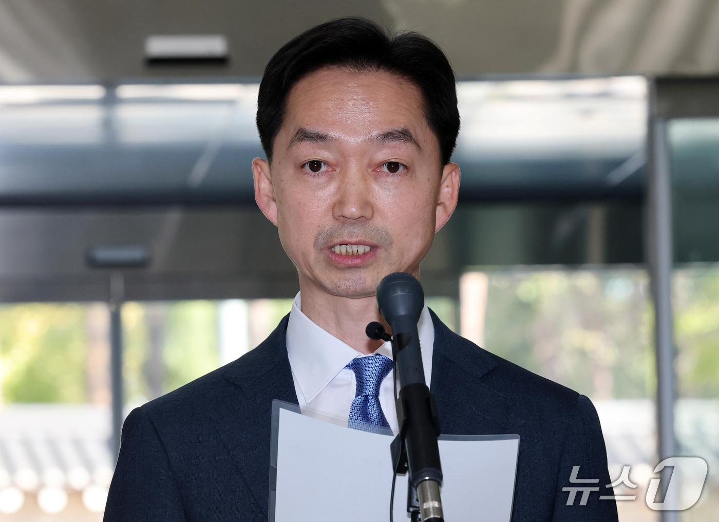 본문 이미지 - 김지용 중대범죄수사청장 후보자가 8일 인사청문회 준비 사무실이 마련된 종로구 정부서울청사 창성동 별관에서 기자회견을 갖고 입장을 발표하고 있다. 2026.10.8 ⓒ 뉴스1 박세연 기자