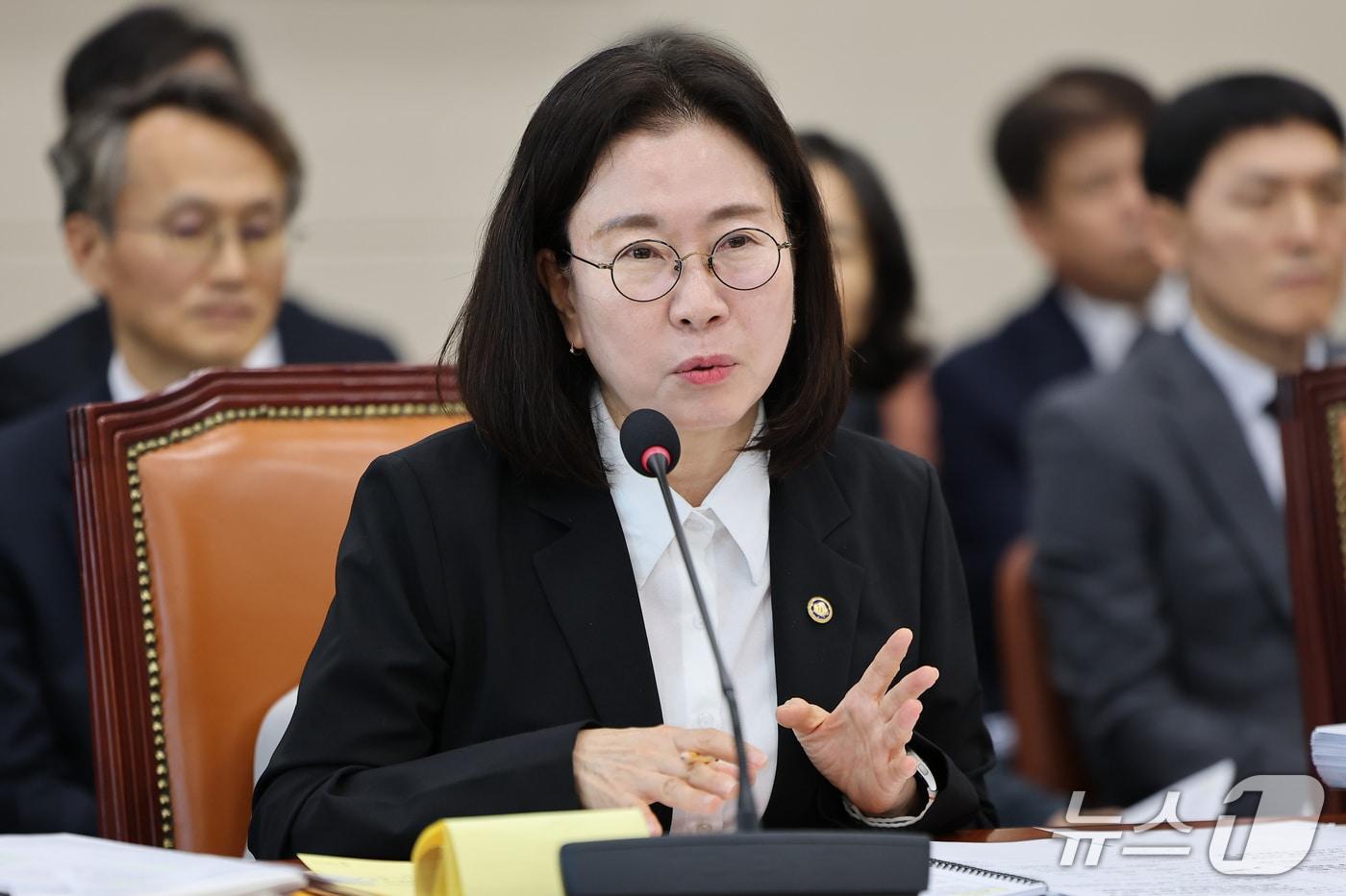 본문 이미지 - 이미선 기상청장 8일 서울 여의도 국회에서 열린 기후에너지환경노동위원회 국정감사에 출석해 의원 질의에 답하고 있다. 2026.10.8 ⓒ 뉴스1 김도우 기자