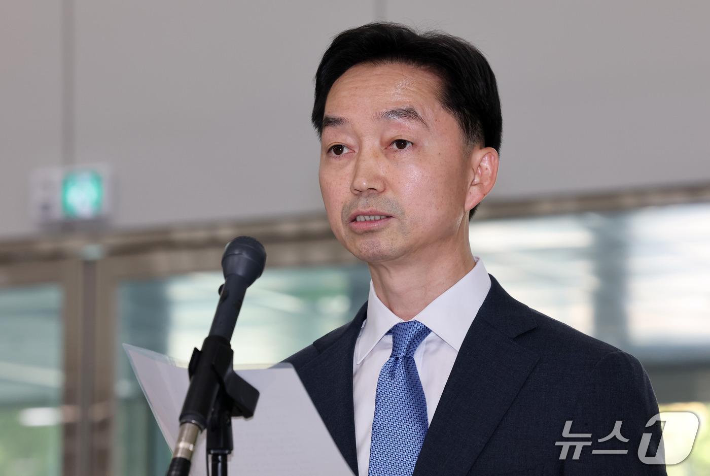 본문 이미지 - 김지용 중대범죄수사청장 후보자가 8일 인사청문회 준비 사무실이 마련된 종로구 정부서울청사 창성동 별관에서 기자회견을 갖고 입장을 발표하고 있다. 2026.10.8 ⓒ 뉴스1 박세연 기자