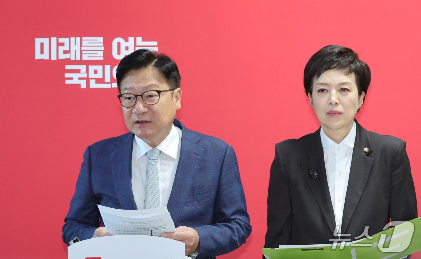 본문 이미지 - 정점식 국민의힘 원내대표가 8일 서울 여의도 국회에서 문재인 정부의 부동산 전문가 블랙리스트 작성 및 불법 사찰 의혹에 대해 브리핑을 하고 있다. ⓒ 뉴스1 신웅수 기자