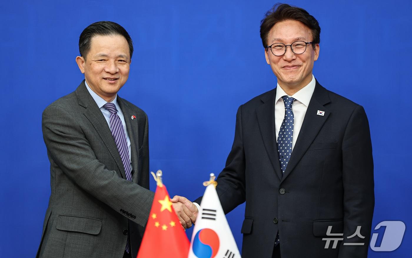 본문 이미지 - 김민석 더불어민주당 대표가 8일 서울 여의도 국회에서 다이빙 주한중국대사를 접견하며 기념촬영을 하고 있다. 2026.10.8 ⓒ 뉴스1 김도우 기자