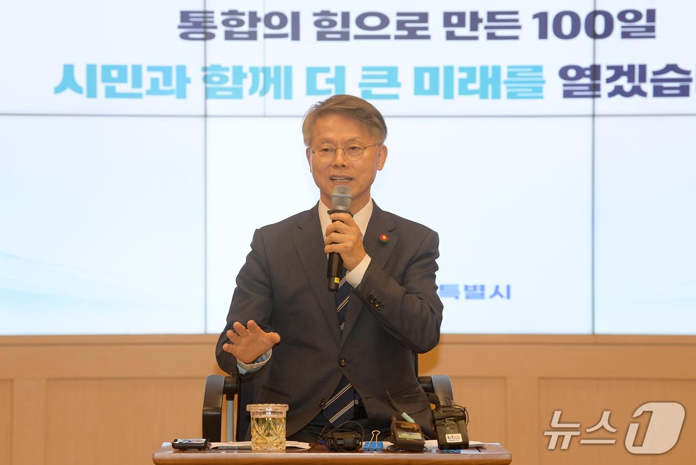 본문 이미지 - 민형배 전남광주통합특별시장이 8일 출범 100일 기자회견을 열고 시정 추진 방향을 설명하고 있다.(전남광주통합특별시 제공. 재판매 및 DB 금지) 2026.10.8/뉴스1