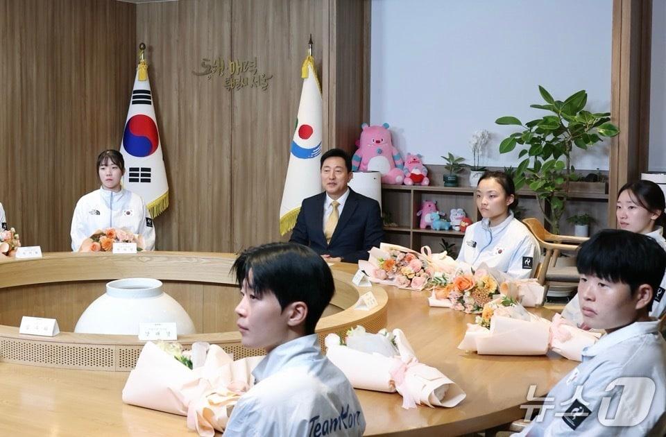 본문 이미지 - 오세훈 시장이 8일(목) 2026 아시안게임에 출전한 서울시청 소속 선수들과 아시안 출전 기념 영상을 시청 중이다.