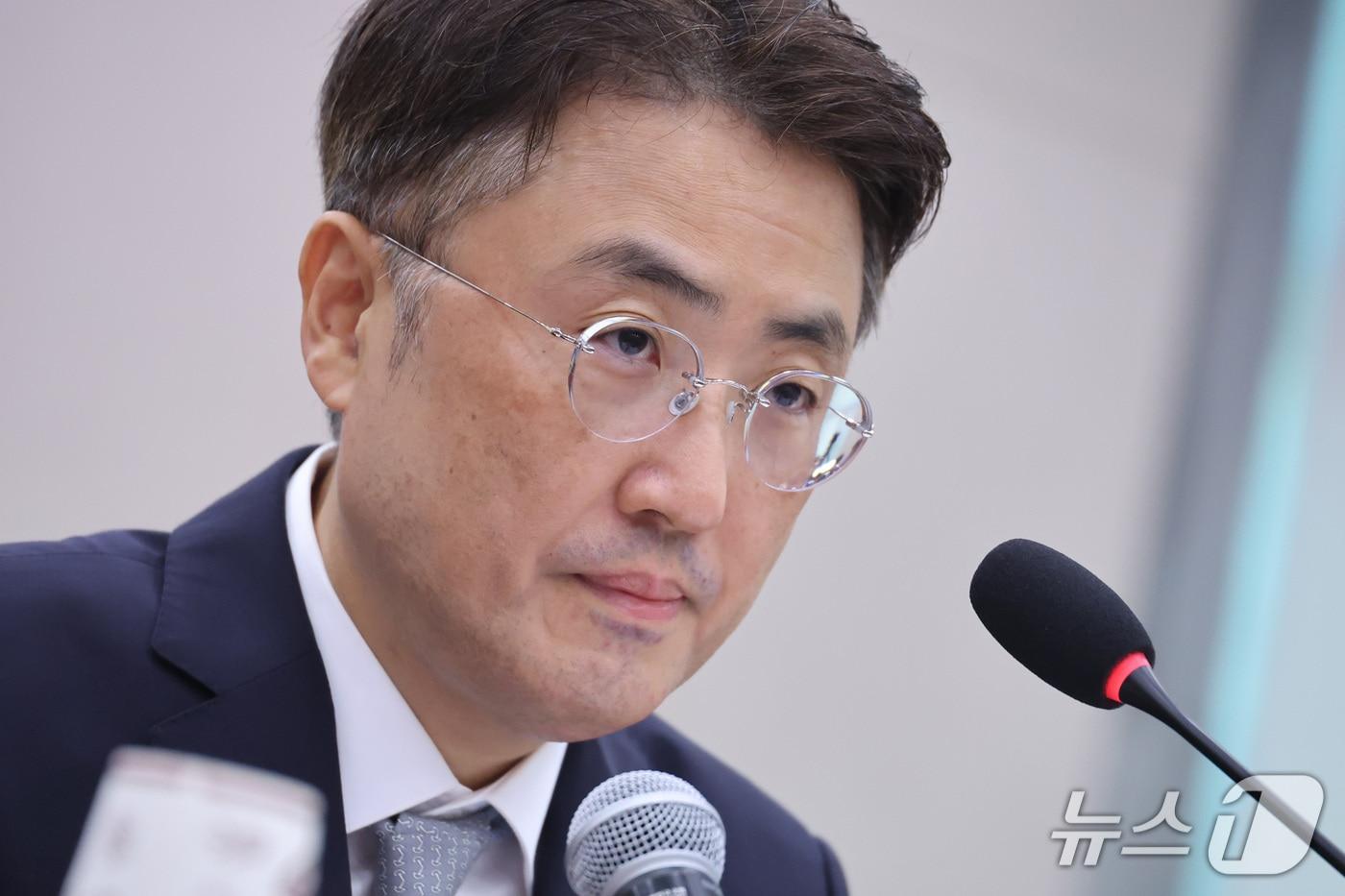 본문 이미지 - 이진수 법무부 차관이 8일 서울 여의도 국회에서 열린 법제사법위원회의 법무부 등에 대한 국정감사에서 의원 질의를 듣고 있다. 2026.10.8 ⓒ 뉴스1 신웅수 기자
