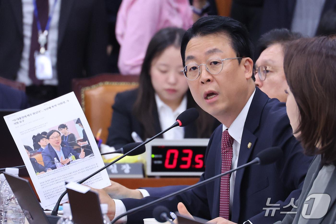 본문 이미지 - 곽규택 국민의힘 의원이 8일 서울 여의도 국회에서 열린 법제사법위원회의 법무부 등에 대한 국정감사에서 이진수 법무부 차관에게 질의하고 있다. 2026.10.8 ⓒ 뉴스1 신웅수 기자