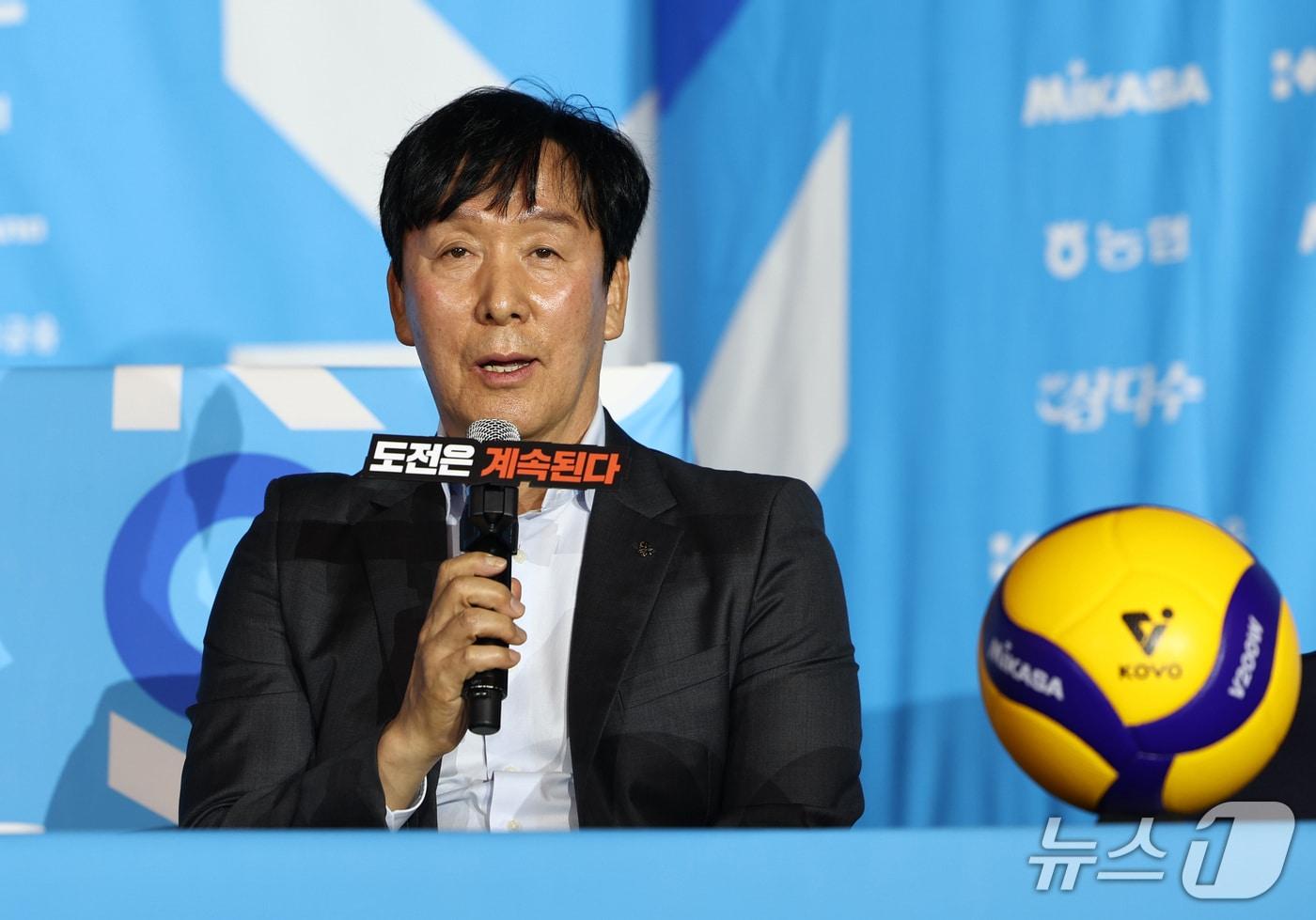 본문 이미지 - 신영철 OK저축은행 감독이 8일 오후 서울 강남구 호텔리베라 청담에서 열린 2026-2027 시즌 프로배구 남자부 미디어데이에서 시즌에 임하는 각오를 밝히고 있다. 2026.10.8 ⓒ 뉴스1 최지환 기자