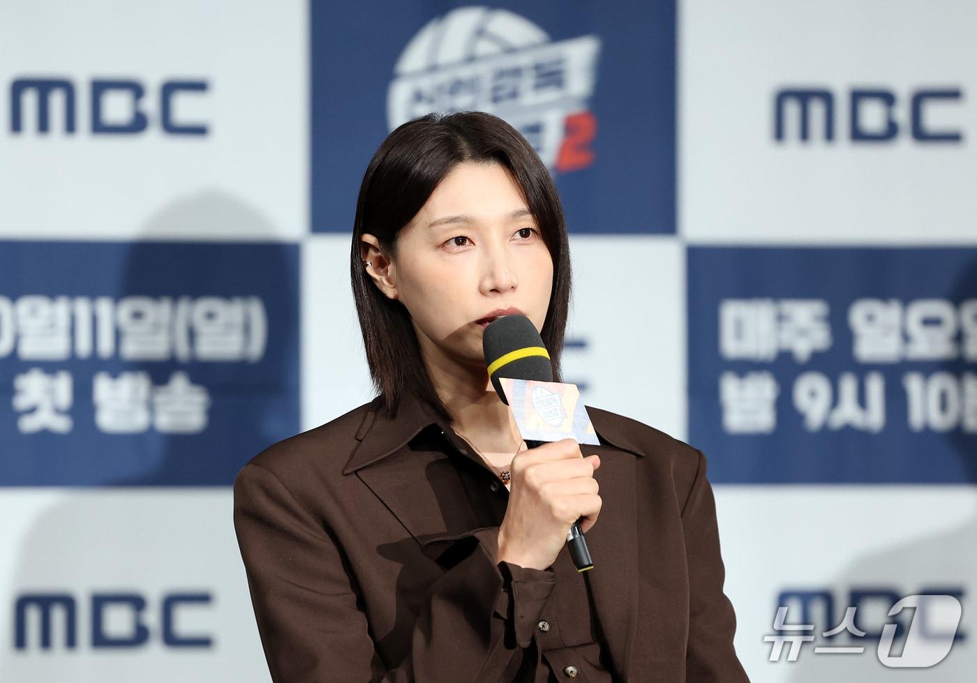 본문 이미지 - 배구여제 김연경이 8일 오후 서울 마포구 상암동 MBC 골든마우스홀에서 열린 MBC 새 예능 '신인감독 김연경2' 제작발표회에 참석해 인사말을 하고 있다. '신인감독 김연경2'은 ‘경력감독’ 김연경과 ‘필승 원더독스’(이하 원더독스)의 처절하고 뜨거운 창단 도전기로 오는 11일 첫 방송 한다. 2025.10.8 ⓒ 뉴스1 김진환 기자