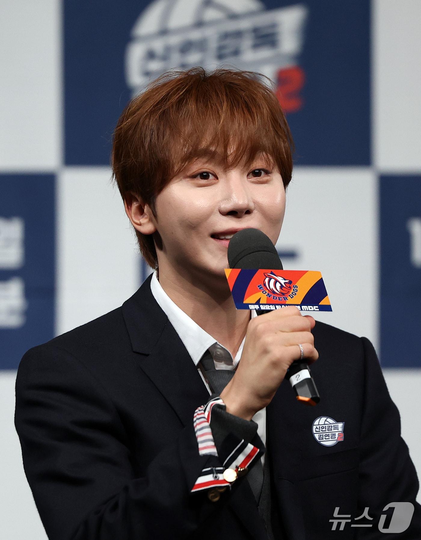 본문 이미지 - 세븐틴 부승관이 8일 오후 서울 마포구 상암동 MBC 골든마우스홀에서 열린 MBC 새 예능 '신인감독 김연경2' 제작발표회에 참석해 인사말을 하고 있다. '신인감독 김연경2'은 ‘경력감독’ 김연경과 ‘필승 원더독스’(이하 원더독스)의 처절하고 뜨거운 창단 도전기로 오는 11일 첫 방송 한다. 2025.10.8 ⓒ 뉴스1 김진환 기자