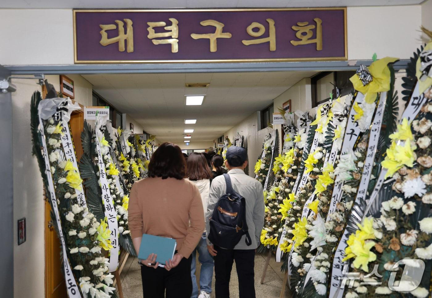 본문 이미지 - 대전 대덕구주민들이 8일 파행을 어어가는 대덕구의회를 항의 방문하고 있다.  ⓒ 뉴스1 김기태 기자