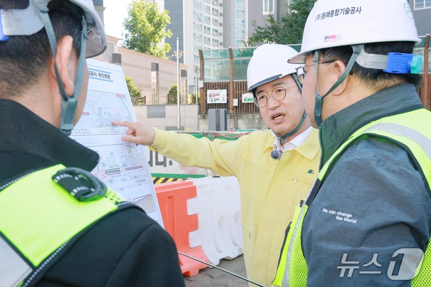 본문 이미지 - 허태정 시장이 8일 취임 100일을 맞아 트램 공사 현장을 찾아 관계자들에게 차질 없는 공정을 당부하고 있다. (대전시 제공) / 뉴스1