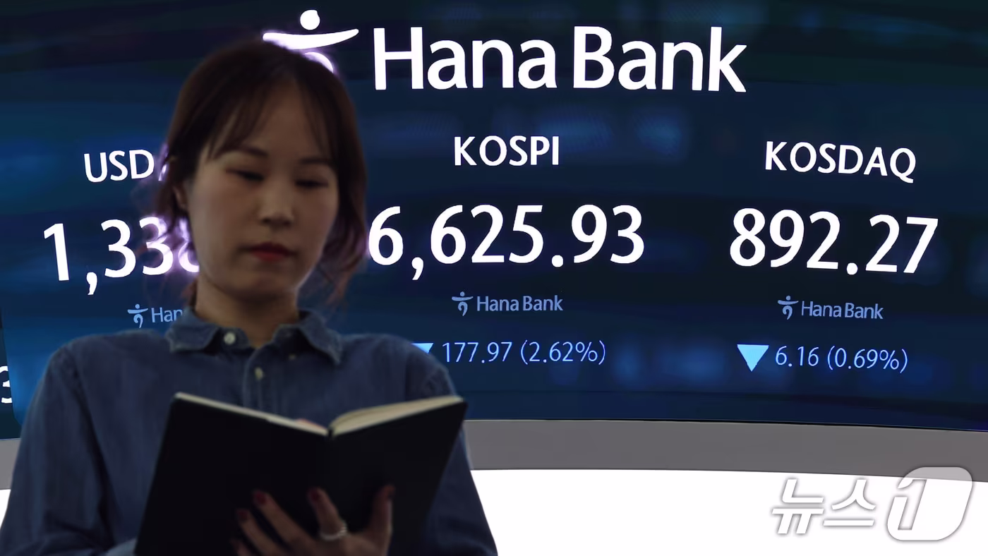 본문 이미지 - 8일 서울 중구 하나은행 본점 딜링룸 전광판에 코스피 등 시황이 표시되고 있다. 2026.10.8 ⓒ 뉴스1 구윤성 기자