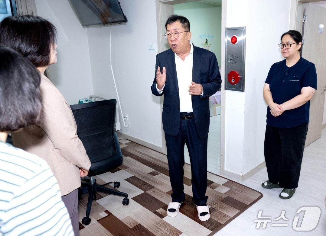 본문 이미지 -  취임 100일을 맞은 이상천 제천시장이 8일 제천시장애인단기보호센터를 방문해 애로사항을 청취했다. (제천시 제공. 재판매 및 DB 금지) 2026.10.8/뉴스1