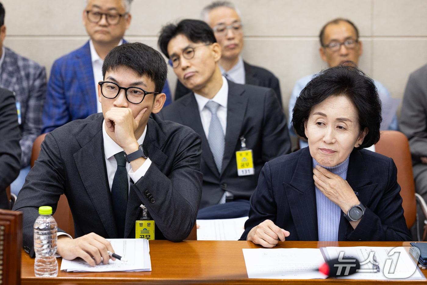 본문 이미지 - 권영희 대한약사회장(오른쪽)과 정진웅 닥터나우 대표가 8일 서울 여의도 국회에서 열린 보건복지위원회의 보건복지부, 질병관리청에 대한 국정감사에 출석해 자리하고 있다. 2026.10.8 ⓒ 뉴스1 유승관 기자