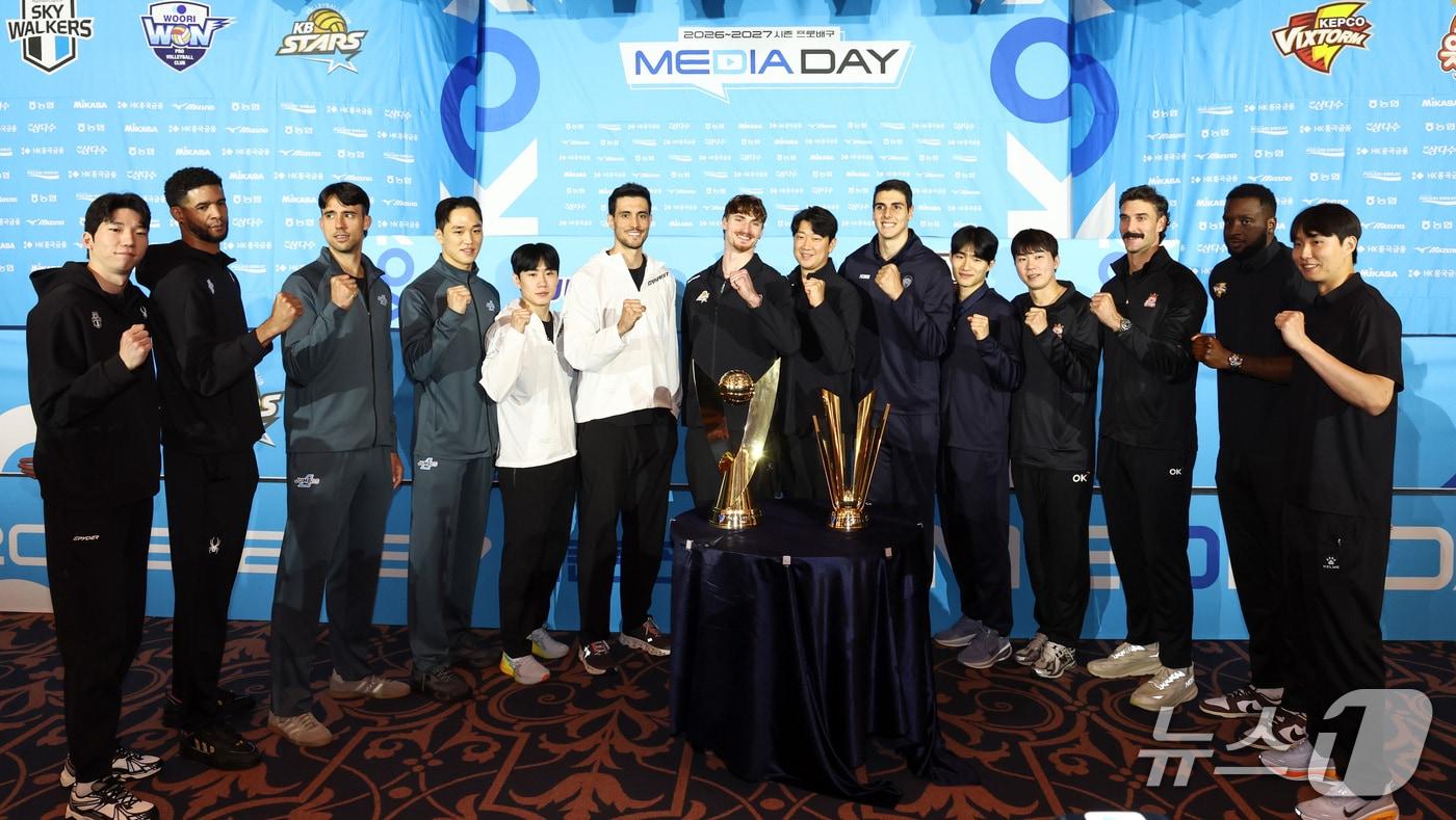 본문 이미지 - 대한항공 케트진스키가 8일 오후 서울 강남구 호텔리베라 청담에서 열린 2026-2027 시즌 프로배구 남자부 미디어데이에서 7개 구단 선수들이 기념촬영을 하고 있다. 왼쪽부터 현대캐피탈 허수봉·레오, 대한항공 케트진스키·임동혁, 우리카드 한태준·아라우조, KB손해보험 리누스·나경복, 삼성화재 호키·김우진, OK저축은행 전광인·러셀, 한국전력 쇼·이민규. 2026.10.8 ⓒ 뉴스1 최지환 기자
