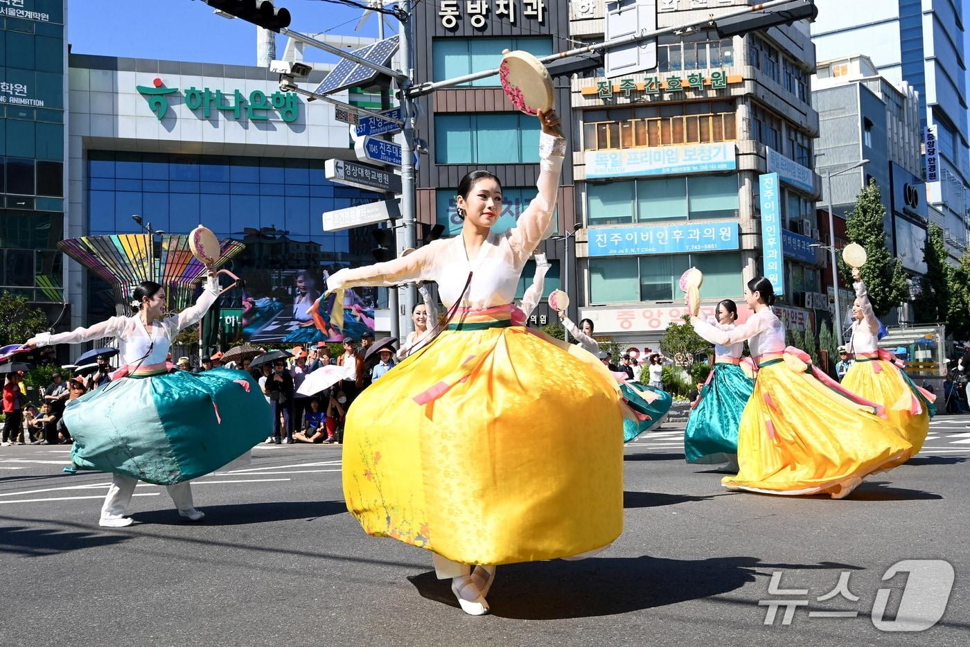 본문 이미지 - 진주 개천예술제 가장행렬 모습 (진주시 제공. 재판매 및 DB 금지)