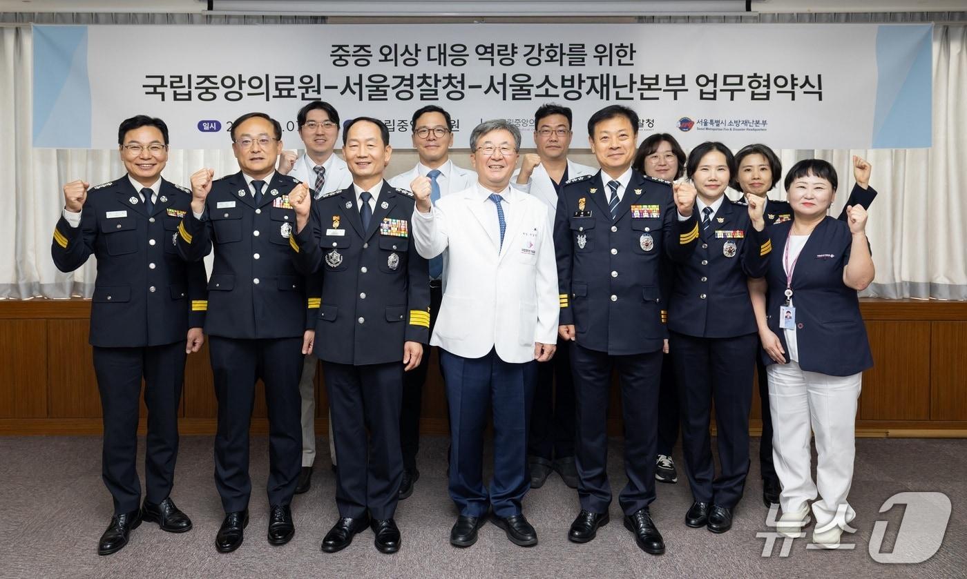 본문 이미지 - 지난 7일, 국립중앙의료원 대회의실에서 '중증 외상 대응 역량 강화를 위한 국립중앙의료원-서울경찰청-서울소방재난본부 업무협약식'이 개최됐다.(국립중앙의료원 제공)