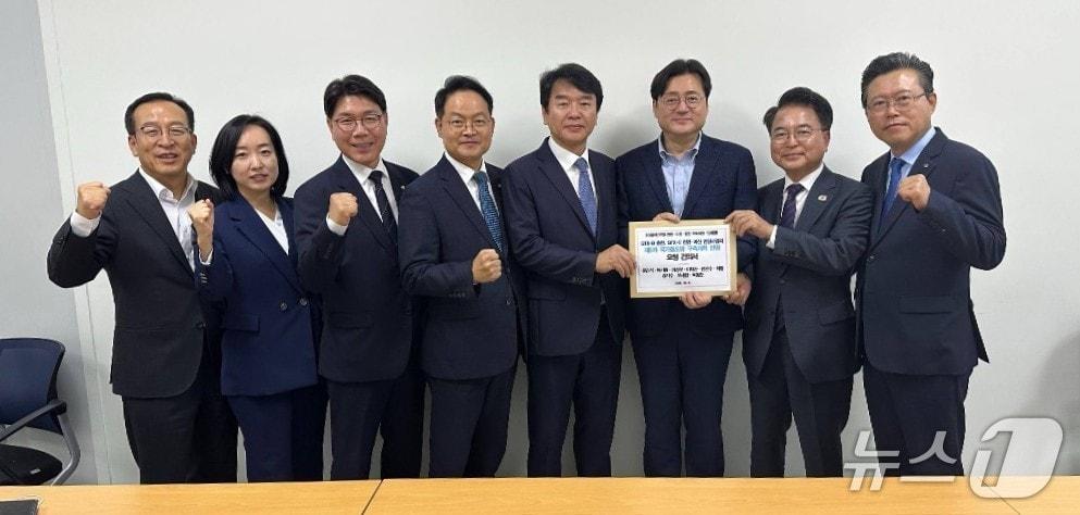 본문 이미지 - 충남·강원지역 국회의원과 단체장들이 8일 홍익표 정무수석에게 GTX-B·C 연장노선의 제5차 국가철도망 구축계획 반영을 촉구하는 건의문 전달하고 있다. (문진석 의원실 제공. 재판매 및 DB 금지)