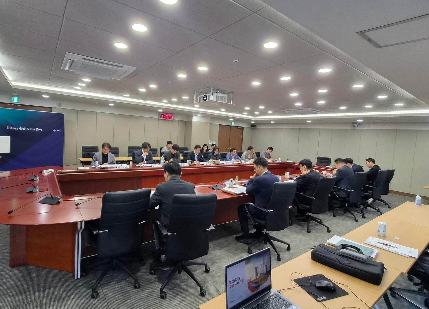 본문 이미지 - '발전공기업 통합 본사 충남 유치 전담팀 2차 회의' 진행 모습.(도 제공. 재판매 및 DB 금지)/뉴스1