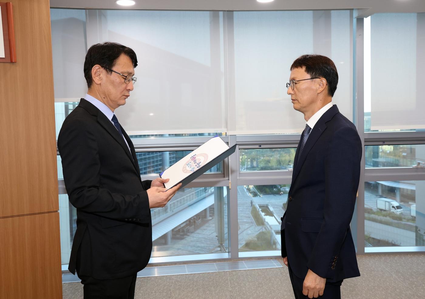 본문 이미지 - 홍종완 충남도 행정부지사(왼쪽)가 김서중 신임 충남경제진흥원장에게 임명장을 수여하고 있다.(도 제공. 재판매 및 DB 금지)/뉴스1