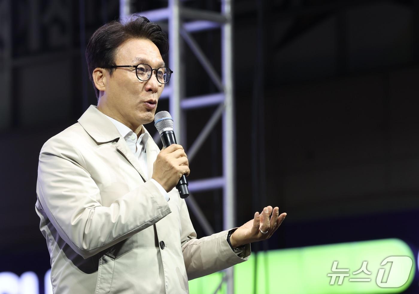 본문 이미지 - 김민석 더불어민주당 대표가 8일 전북 임실군 임실시장 일원에서 열린 임실N치즈축제 개막식을 찾아 축사를 하고 있다. 2026.10.8 ⓒ 뉴스1 유경석 기자