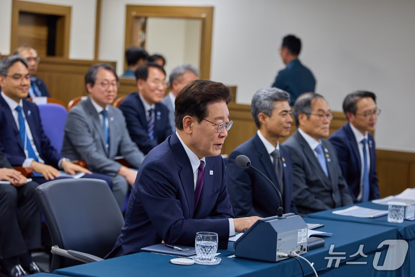 본문 이미지 - 이재명 대통령이 8일 대전 국방과학연구소에서 우리 기술로 연구개발 중인 극초음속 활공비행체(HGV)의 최초 시험발사를 성공시킨 실무진들을 격려하고 있다. (청와대 제공. 재판매 및 DB 금지) 2026.10.8 ⓒ 뉴스1 허경 기자