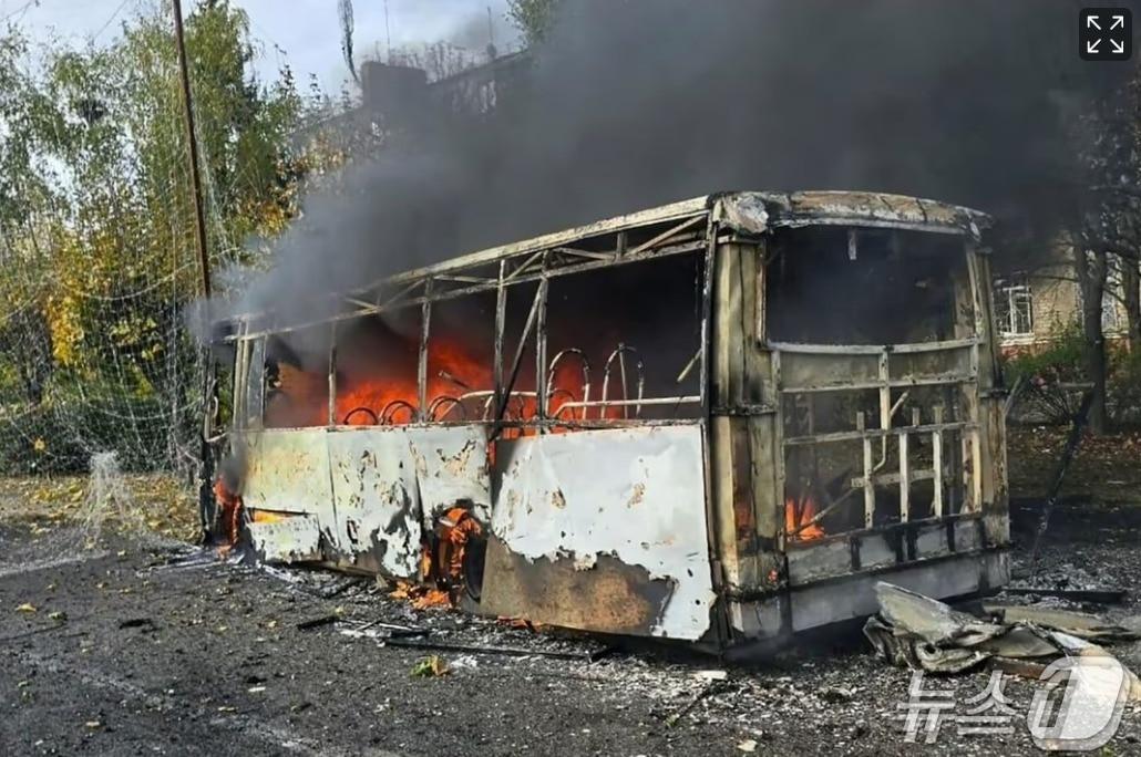 본문 이미지 - 러시아 공습을 당한 우크라이나 크라마토르스크의 버스. 2026.10.08 ⓒ AFP=뉴스1