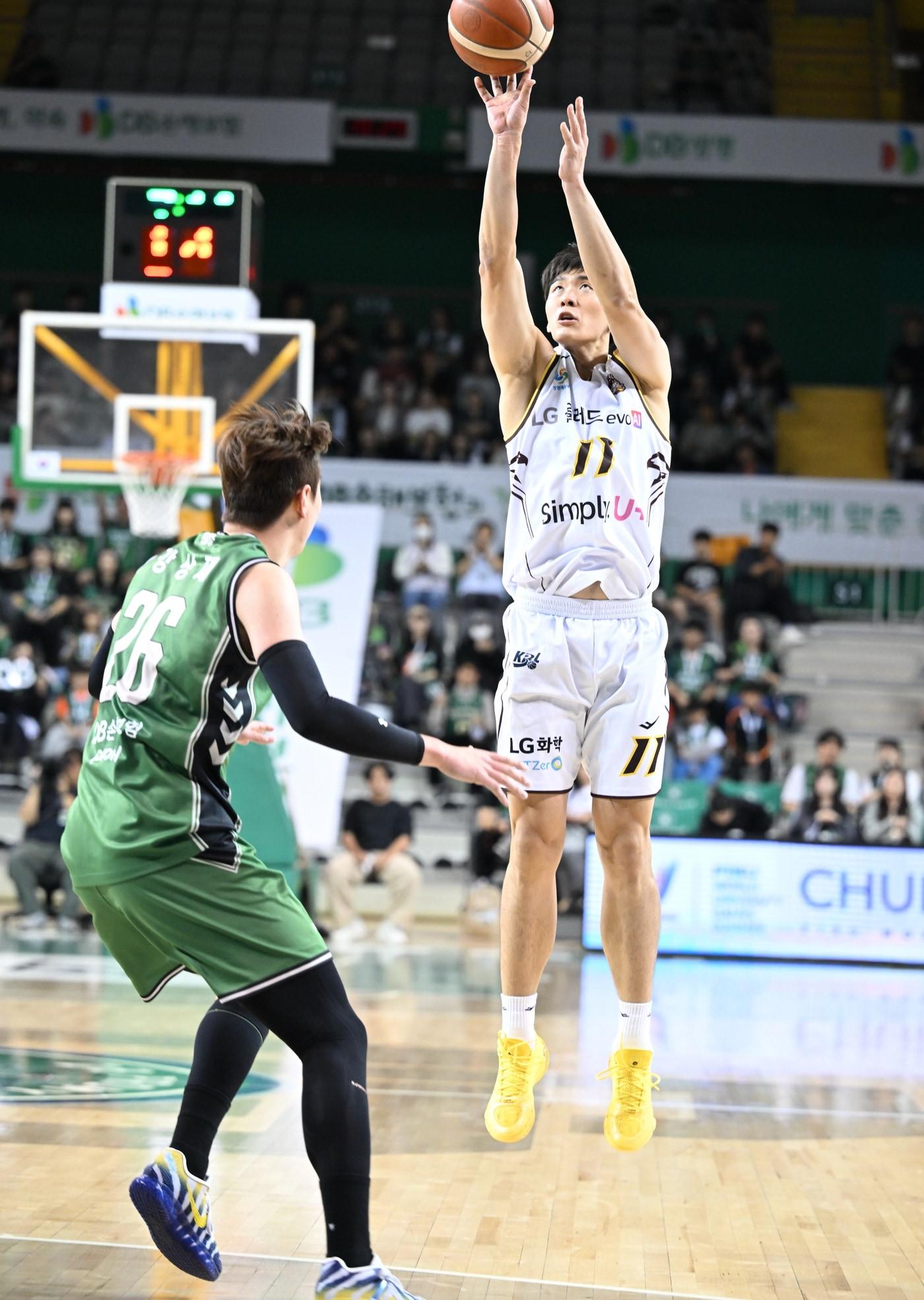 본문 이미지 - 프로농구 창원 LG 양홍석이 8일 원주 DB와 경기에서 슛을 쏘고 있다.(KBL 제공. 재판매 및 DB 금지)