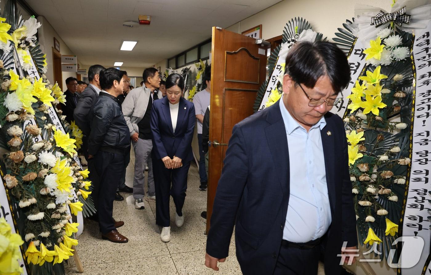 본문 이미지 - 대덕구의원들이 8일 본회의장을 나서고 있다.ⓒ 뉴스1 김기태 기자