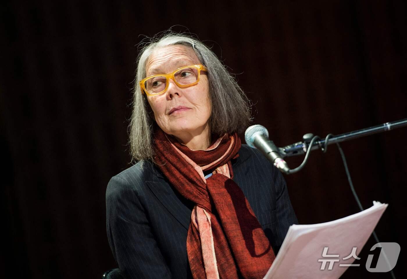 본문 이미지 - 캐나다 시인 앤 카슨(76·Anne Carson)이 2026년 노벨문학상 수상자로 선정됐다. 스웨덴 한림원은 8일 오후(한국 시각) 2026년 노벨문학상 수상자로 캐나다 출신 고전문헌학자이자 시인인 앤 카슨을 선정했다고 발표했다. 사진은 앤 카슨이 지난 2015년 5월 8일 스웨덴 스톡홀름의 모더나 뮤지엣 미술관에서 작품 '안티고닉'을 공연하는 모습. ⓒ AFP=뉴스1
