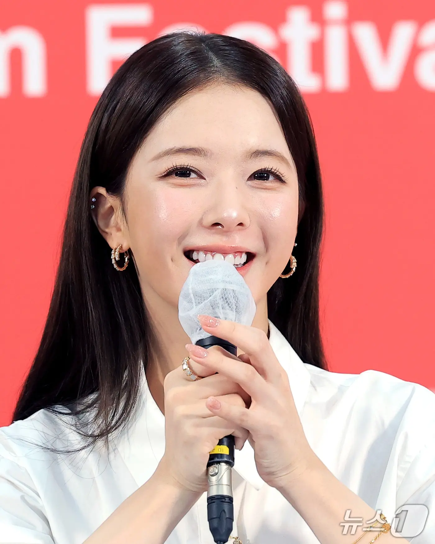 본문 이미지 - 배우 노정의가 9일 부산 해운대구 영화의전당 비프힐에서 열린 경쟁 ‘면도’ 기자회견에서 인사말을 하고 있다. 2026.10.9 ⓒ 뉴스1 권현진 기자