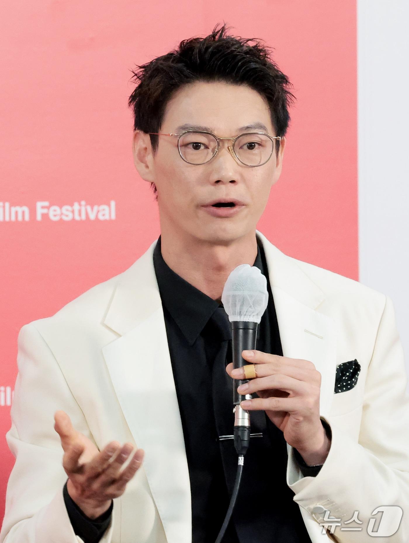 본문 이미지 - 배우 카사마츠 쇼가 9일 부산 해운대구 영화의전당 비프힐에서 열린 경쟁 ‘면도’ 기자회견에서 인사말을 하고 있다. 2026.10.9 ⓒ 뉴스1 권현진 기자