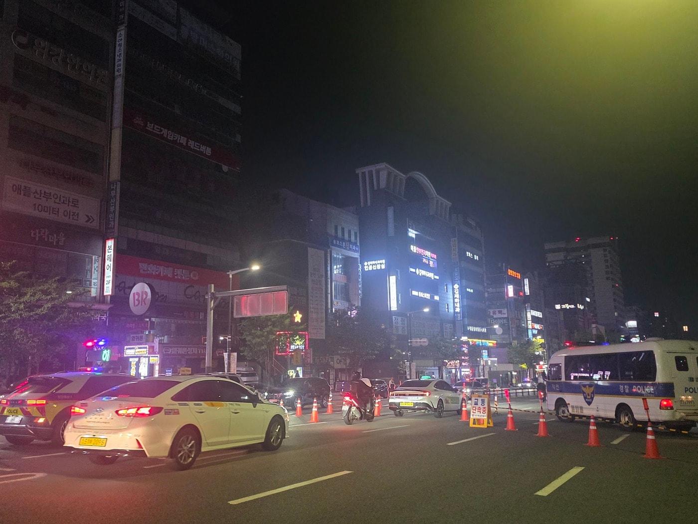 본문 이미지 - 천안 신세계백화점 앞 단속 모습.(충남경찰청 제공. 재판매 및 DB 금지)/뉴스1
