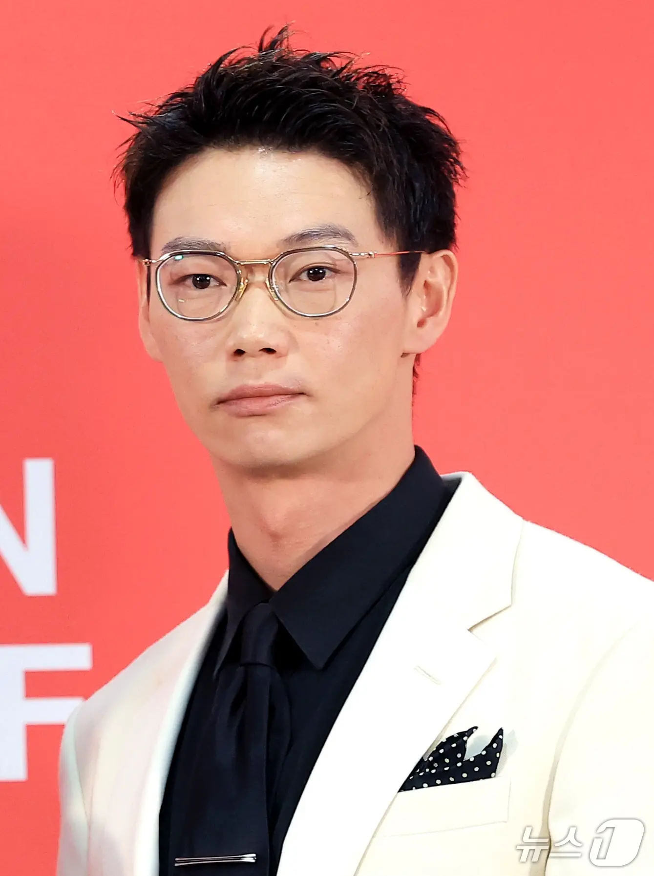 본문 이미지 - 배우 카사마츠 쇼가 9일 부산 해운대구 영화의전당 비프힐에서 열린 경쟁 ‘면도’ 기자회견에서 포즈를 취하고 있다. 2026.10.9 ⓒ 뉴스1 권현진 기자