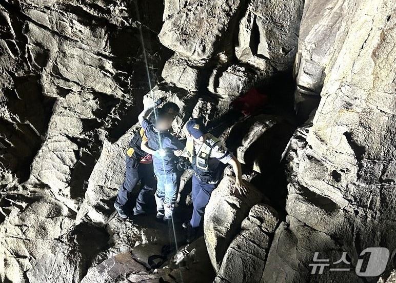 본문 이미지 - 지난 8일 오후 11시8분께 전북 군산시 무녀도 인근 갯바위에서 낚시를 하던 50대가 추락하는 사고가 발생했다.(군산해경 제공, 재판매 및 DB 금2지).