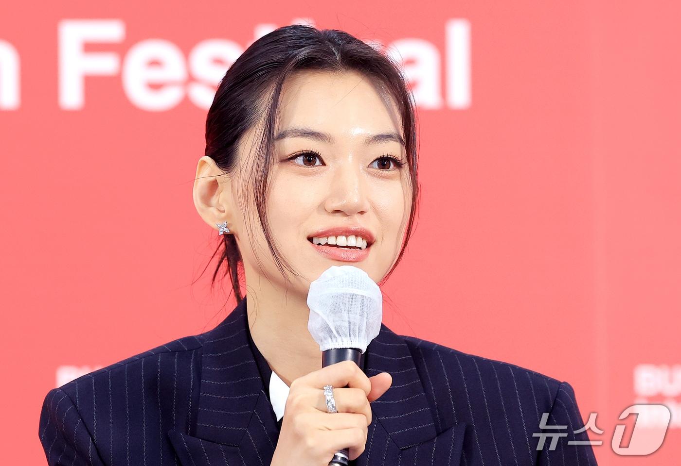 본문 이미지 - 배우 김도연이 9일 부산 해운대구 영화의전당 비프힐에서 열린 경쟁 ‘도라’ 기자회견에서 인사말을 하고 있다. 2026.10.9 ⓒ 뉴스1 권현진 기자