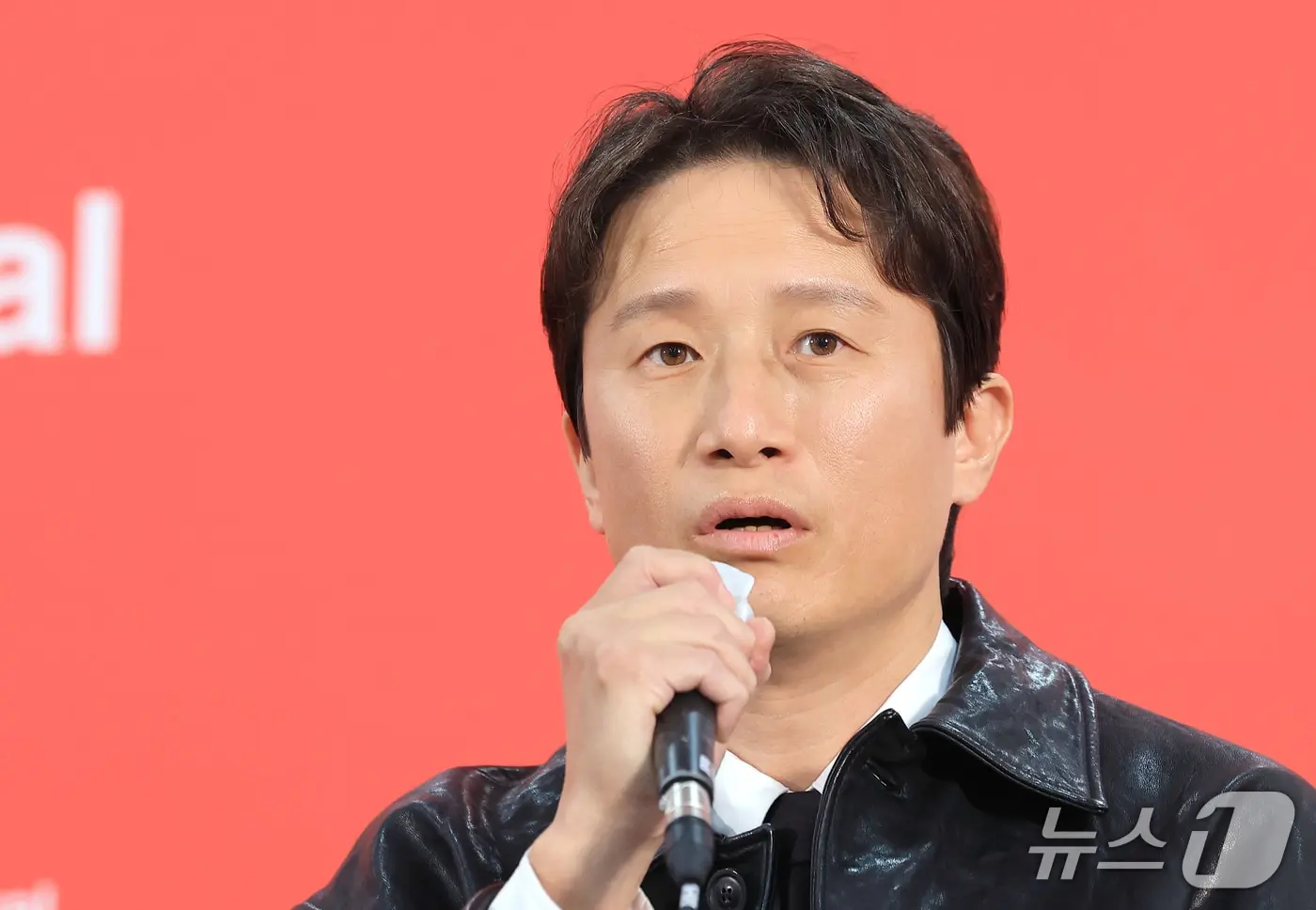 본문 이미지 - 배우 송새벽이 9일 부산 해운대구 영화의전당 비프힐에서 열린 경쟁 ‘도라’ 기자회견에서 인사말을 하고 있다. 2026.10.9 ⓒ 뉴스1 권현진 기자