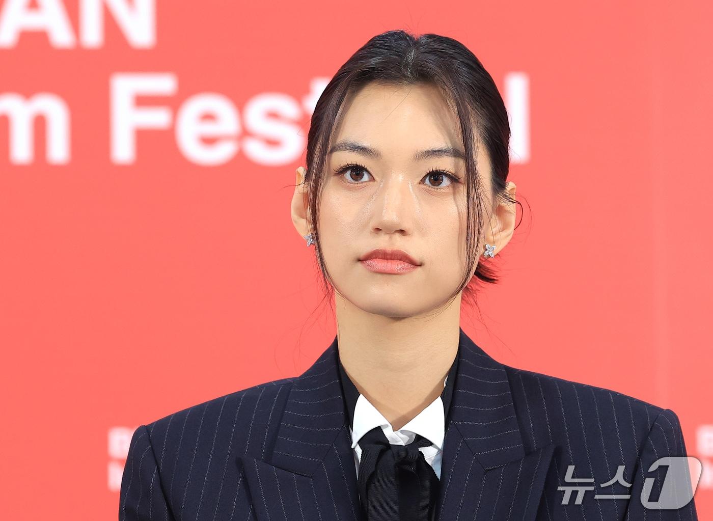 본문 이미지 - 가수 겸 배우 김도연이 9일 부산 해운대구 영화의전당 비프힐에서 열린 경쟁 ‘도라’ 기자회견에 참석해 취재진 질문을 듣고 있다. 2026.10.9 ⓒ 뉴스1 권현진 기자