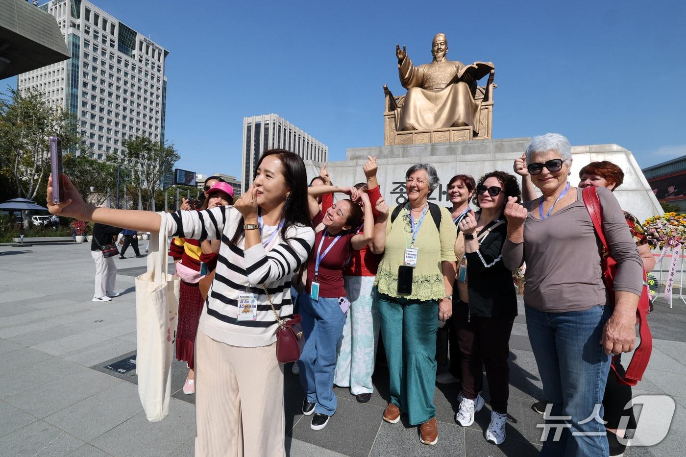 본문 이미지 - 한글날인 9일 서울 광화문광장에서 브라질 관광객들이 세종대왕 동상 앞에서 기념사진을 찍고 있다. 2026.10.9 ⓒ 뉴스1 박세연 기자