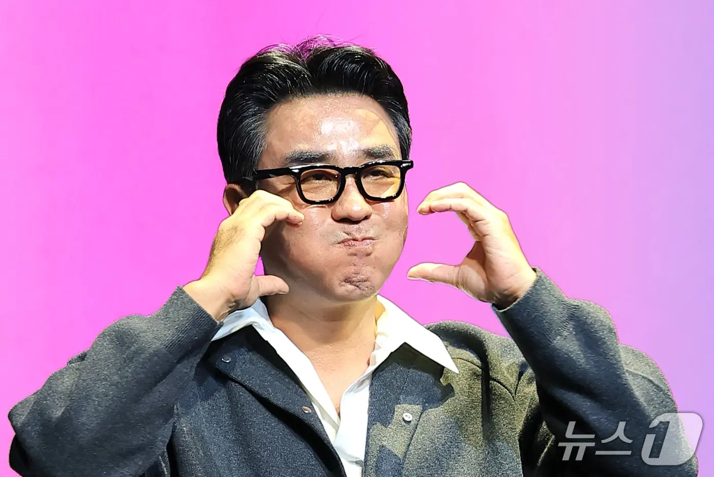 본문 이미지 - 배우 류승룡이 9일 부산 해운대구 신세계백화점 센텀시티 문화홀에서 열린 액터스 하우스 행사에 참석해 포즈를 취하고 있다. 2026.10.9 ⓒ 뉴스1 권현진 기자