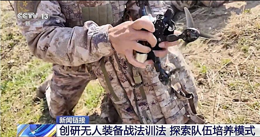 본문 이미지 - 중국 인민해방군 제71집단군 소속 장병이 훈련에서 소형 1인칭 시점(FPV) 드론에 장치를 부착하고 있다.(CCTV 화면 캡처)