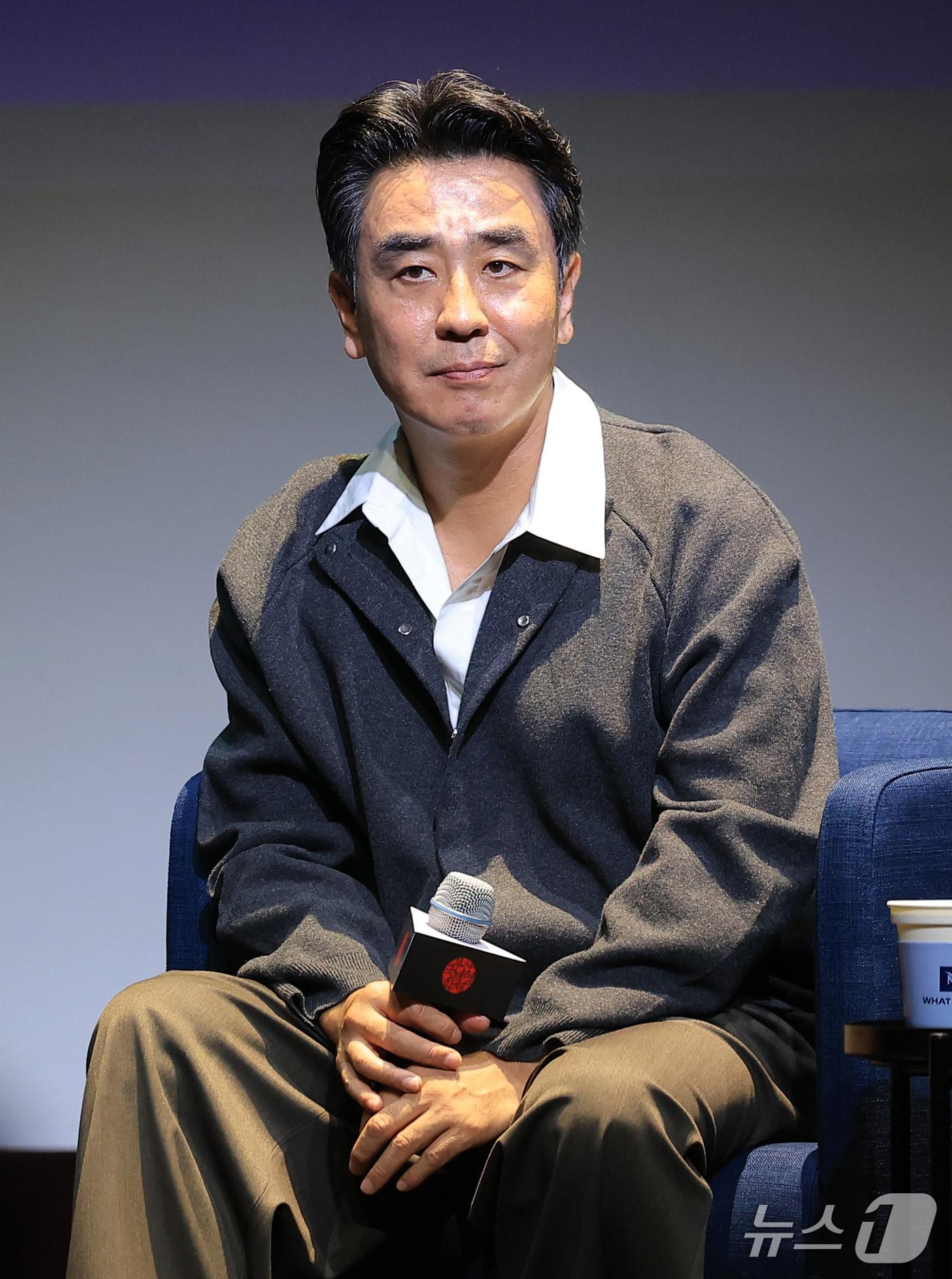 본문 이미지 - 배우 류승룡이 9일 부산 해운대구 신세계백화점 센텀시티 문화홀에서 열린 액터스 하우스 행사에 참석해 객석을 바라보고 있다. ⓒ 뉴스1 권현진 기자