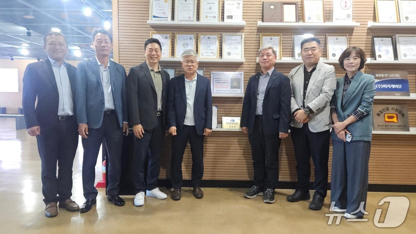 본문 이미지 - 전북경찰청 안보수사과는 지난 8일 전주시 소재 탄소발열체 전문기업 피치케이블을 찾아 '제3호 산업기술 보호 인증패'를 수여했다.(전북경찰청 제공. 재판매 및 DB 금지)