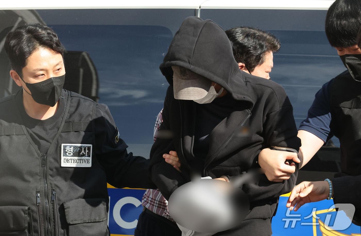 본문 이미지 - 9일 오후 광주지방법원에서 전남광주 나주의 한 단독주택에 침입해 60대 부부를 살해하고 금품을 빼앗은 혐의 받는 50대 남성 A 씨가 구속 전 피의자 심문(영장실질심사)을 받기 위해 법정으로 향하고 있다. 2026.10.9 ⓒ 뉴스1 박지현 기자